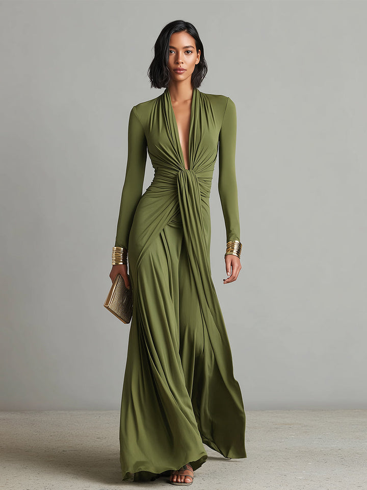 Vestido largo verde oliva de seda elástica con escote en V pronunciado y detalles fruncidos, un glamuroso vestido largo