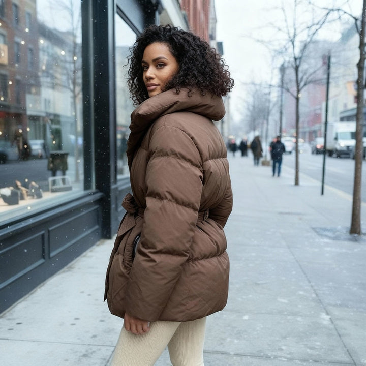 Elin | Taillierte lange Steppjacke mit Gürtel