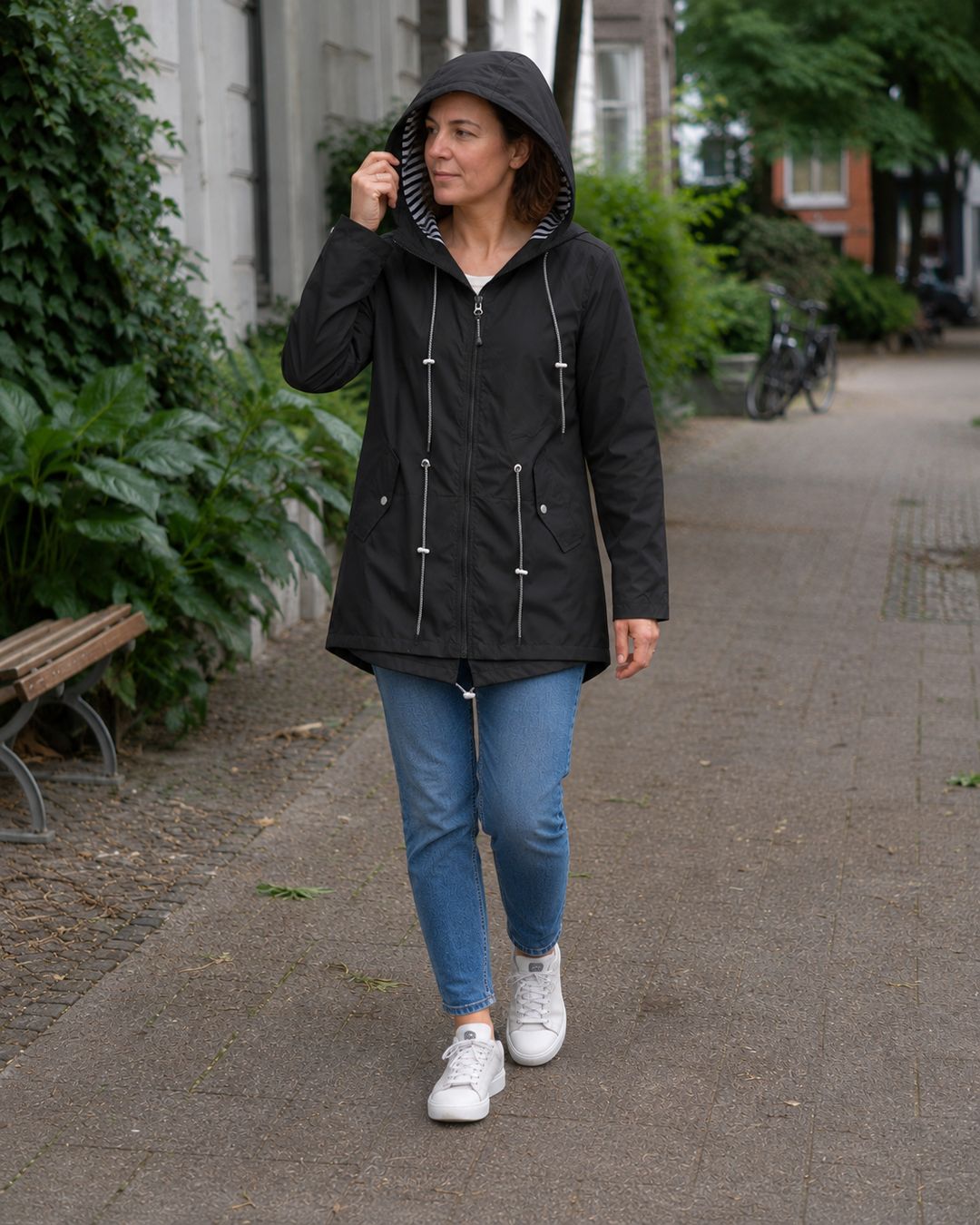 Liv | Veste zippée à capuche et taille à cordon de serrage