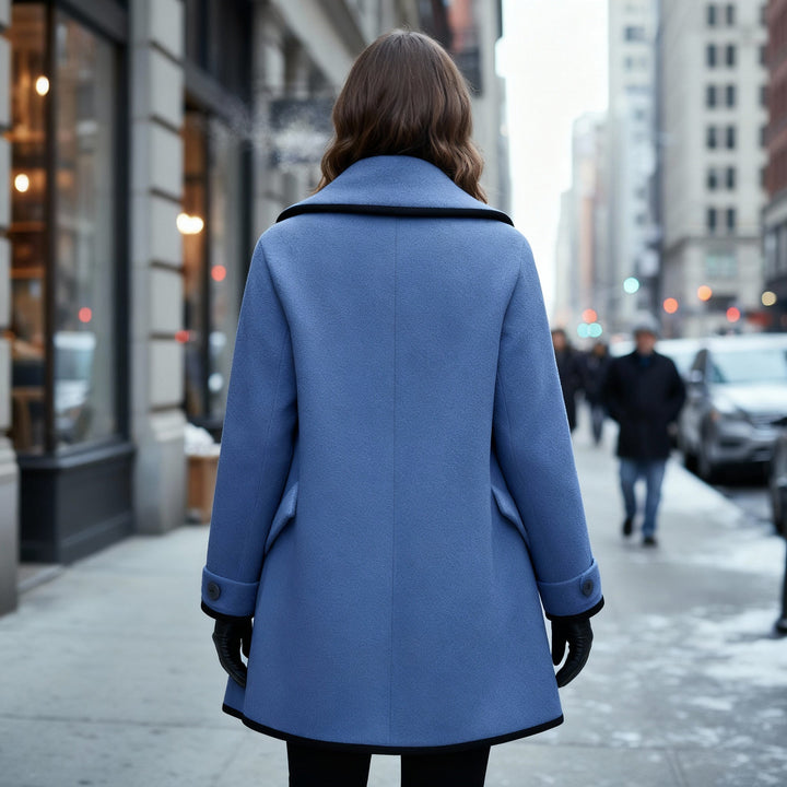 Liora | Cappotto con revers arrotondati e dettagli scuri