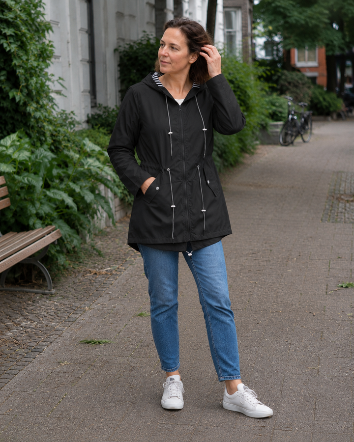 Liv | Veste zippée à capuche et taille à cordon de serrage