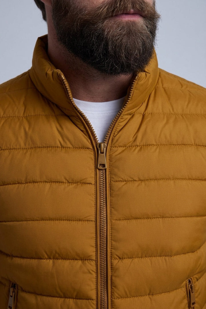 Gewatteerde bodywarmer voor heren | Kurkumageel en regular fit voor elke dag