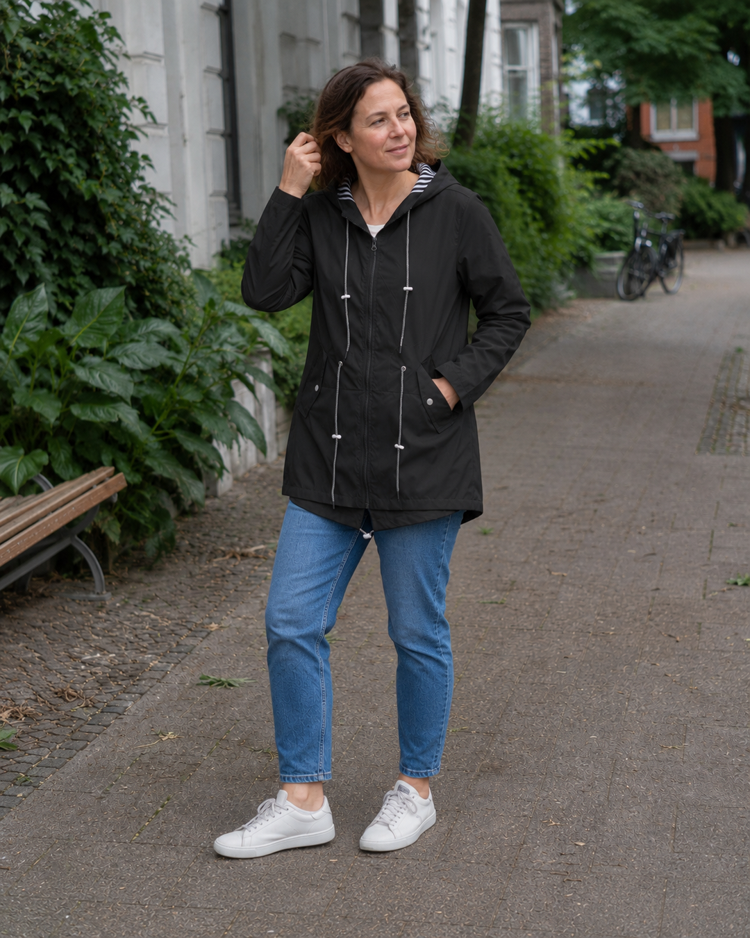 Liv | Veste zippée à capuche et taille à cordon de serrage