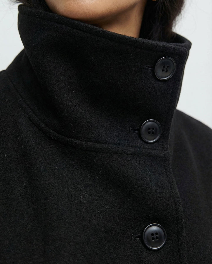 Nika | Cape-Jacke mit Gürtel und weiten Ärmeln