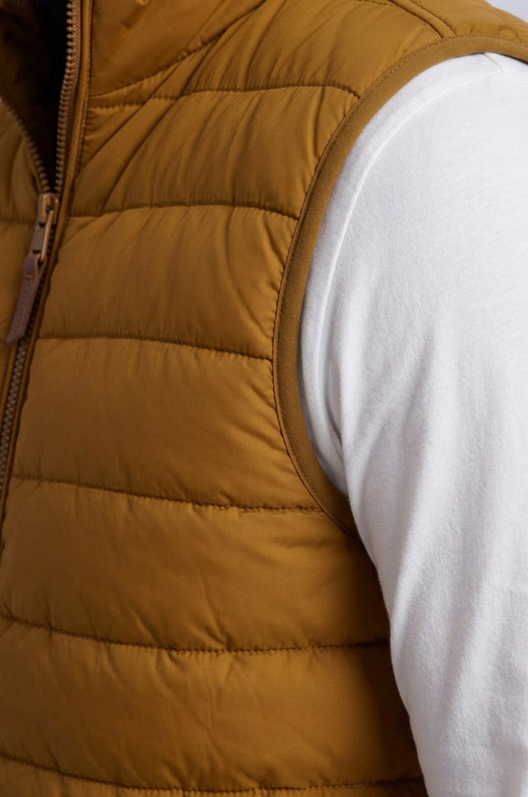 Gewatteerde bodywarmer voor heren | Kurkumageel en regular fit voor elke dag