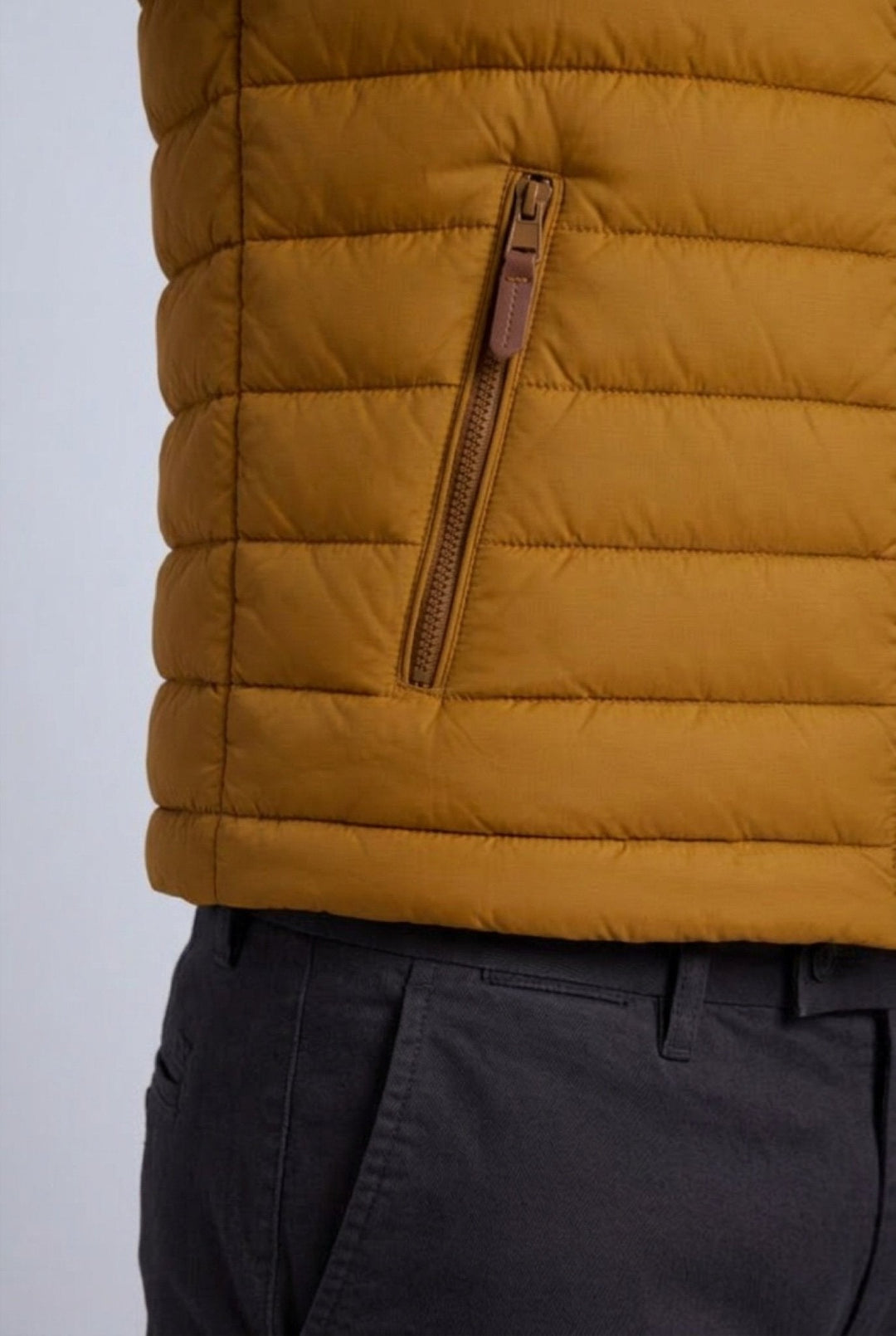 Gewatteerde bodywarmer voor heren | Kurkumageel en regular fit voor elke dag
