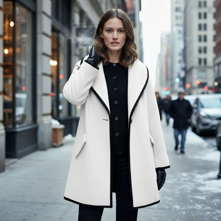 Liora | Cappotto con revers arrotondati e dettagli scuri