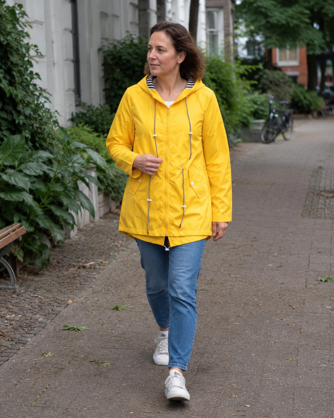 Liv | Veste zippée à capuche et taille à cordon de serrage