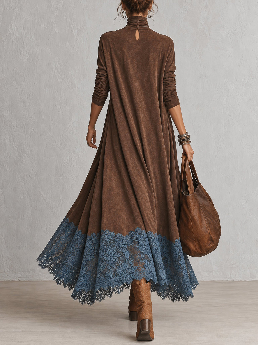 Piera | Robe marron à col montant avec ourlet en dentelle contrastante
