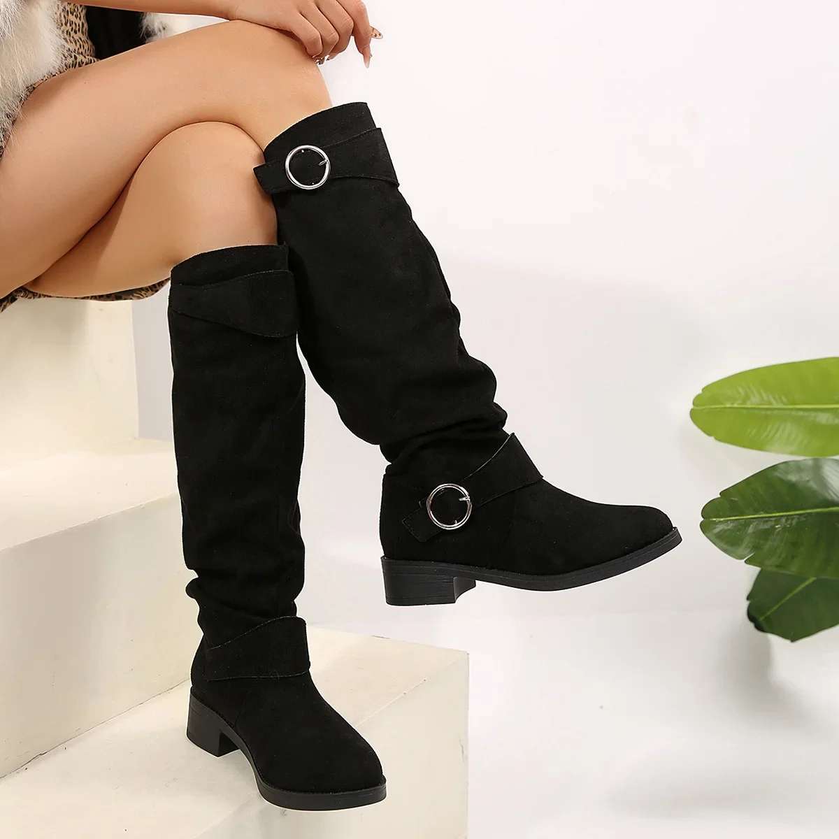 Damenstiefel mit Knickleder und Schnallenriemen