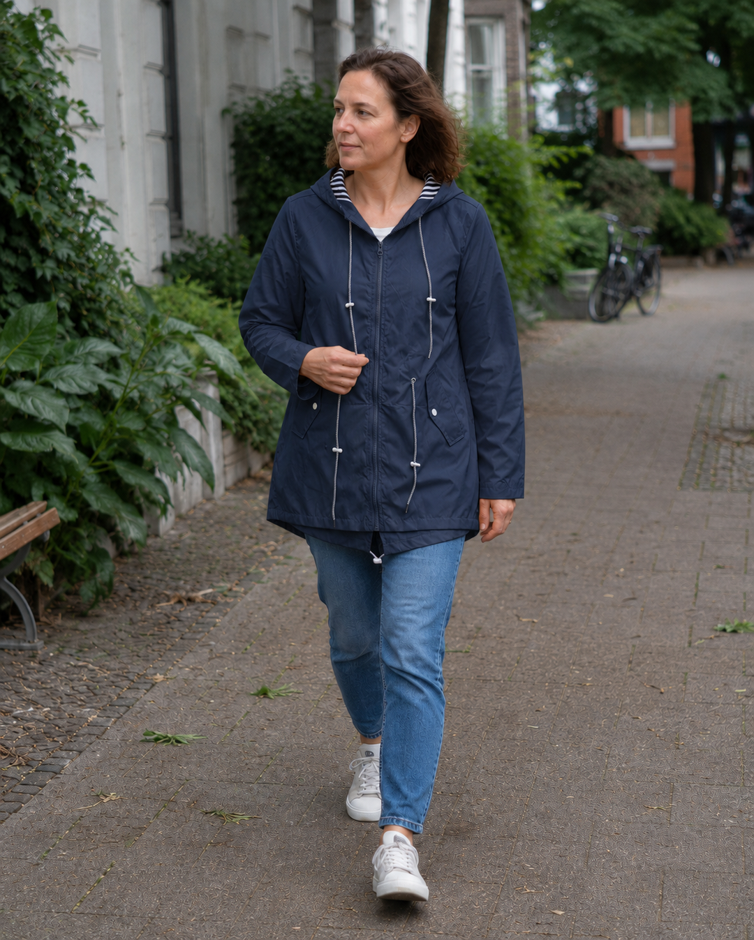 Liv | Veste zippée à capuche et taille à cordon de serrage