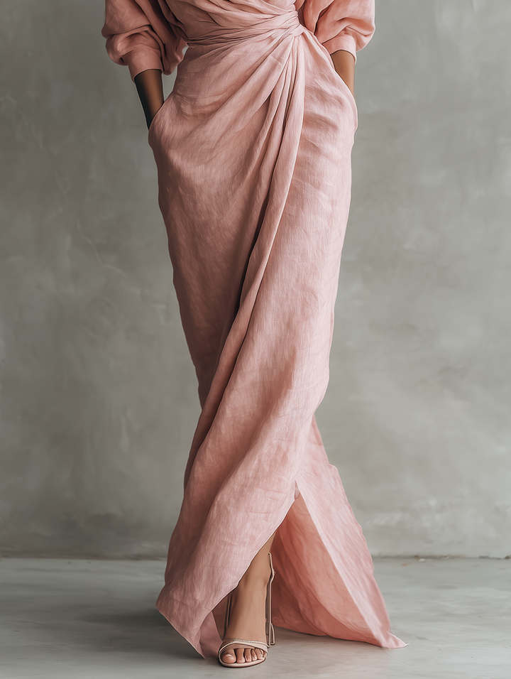Vestido largo de mujer en color rosa, de corte minimalista y con cuello en V, confeccionado en una mezcla de lino