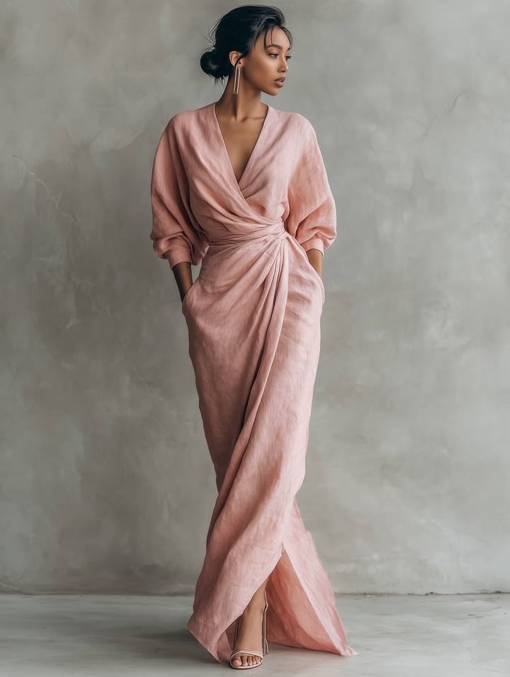 Vestido largo de mujer en color rosa, de corte minimalista y con cuello en V, confeccionado en una mezcla de lino