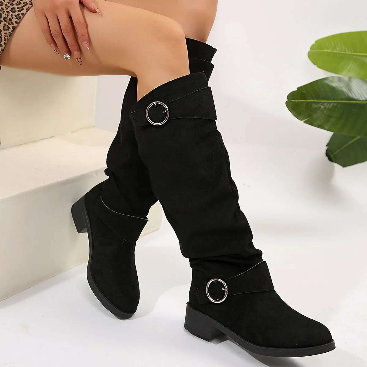 Damenstiefel mit Knickleder und Schnallenriemen