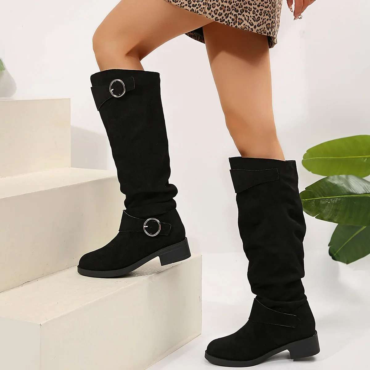 Damenstiefel mit Knickleder und Schnallenriemen