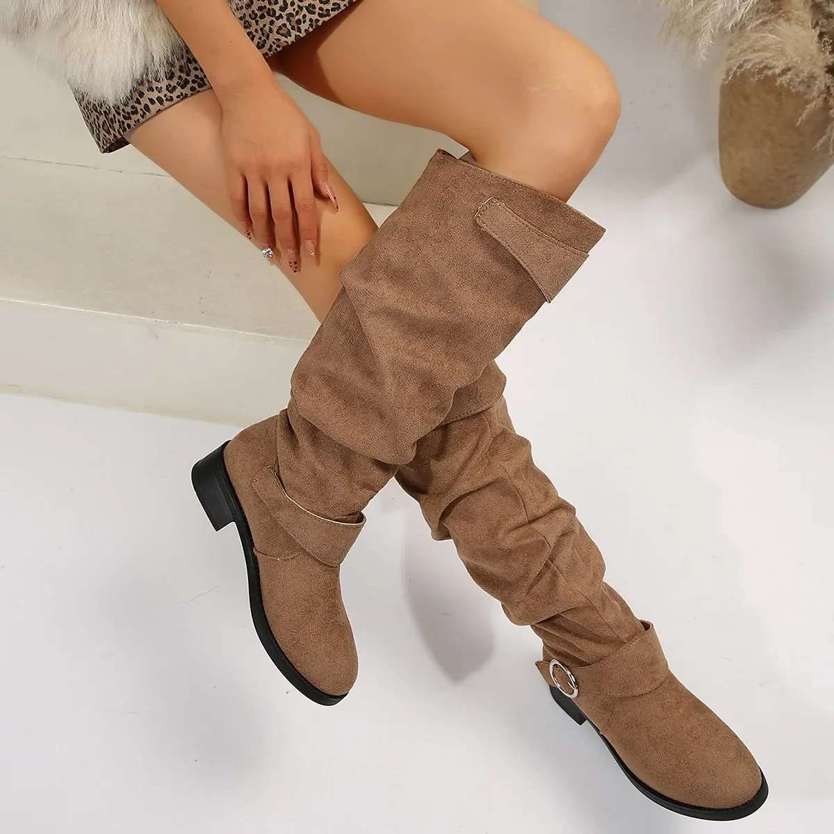 Damenstiefel mit Knickleder und Schnallenriemen