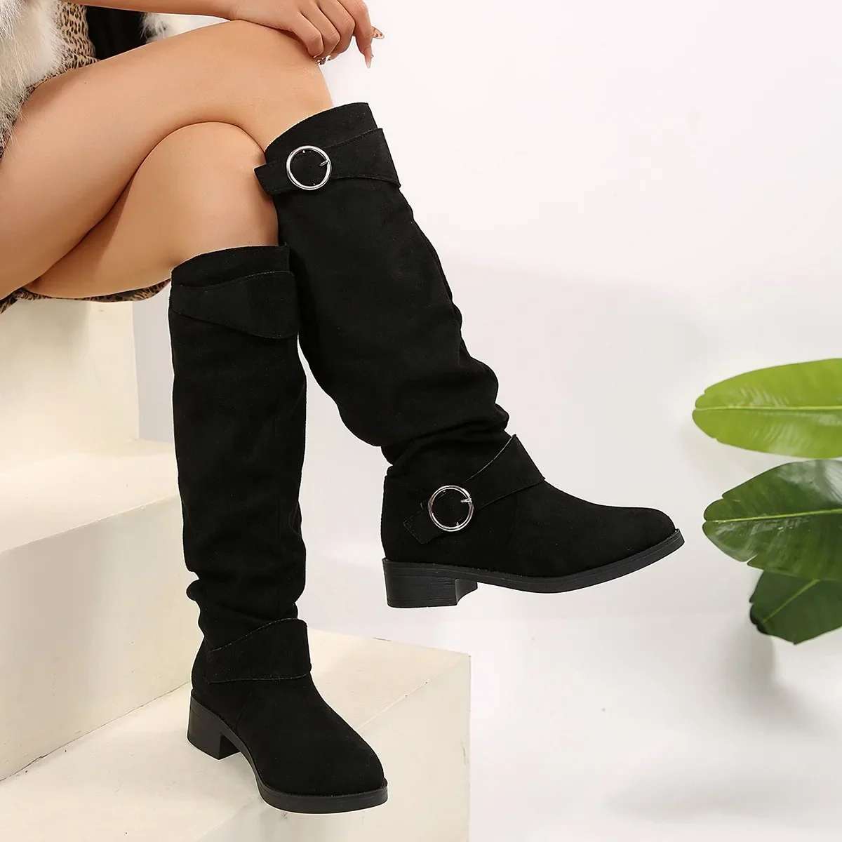 Damenstiefel mit Knickleder und Schnallenriemen
