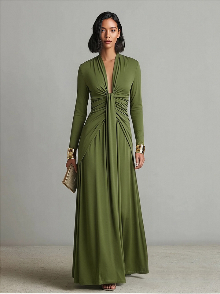 Vestido largo verde oliva de seda elástica con escote en V pronunciado y detalles fruncidos, un glamuroso vestido largo