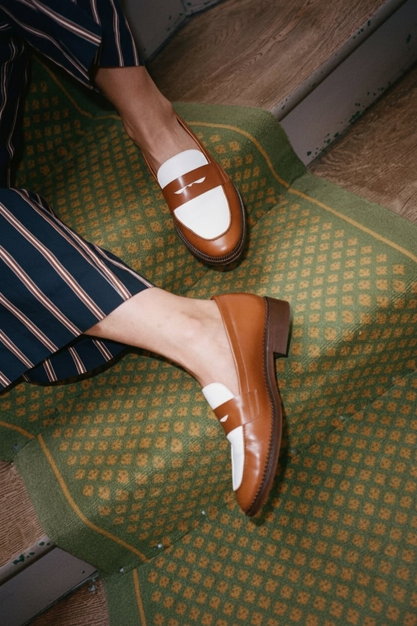 Mocasines clásicos bicolores tipo penny marrón y blanco en cuero sintético