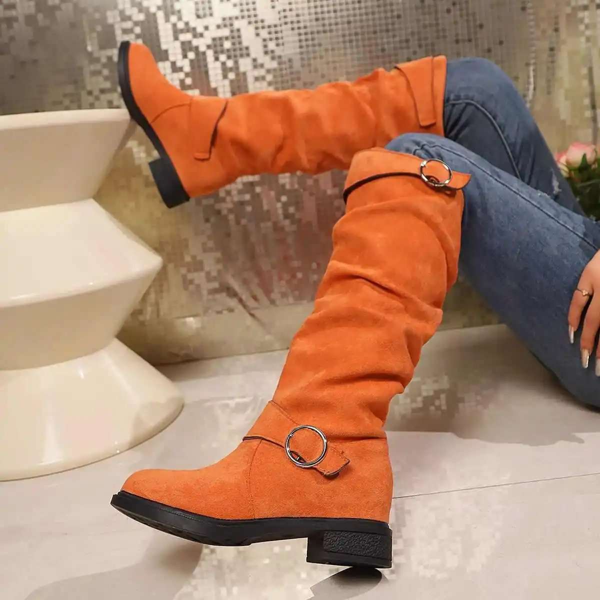 Damenstiefel mit Knickleder und Schnallenriemen