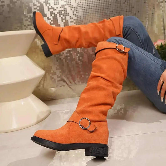 Damenstiefel mit Knickleder und Schnallenriemen
