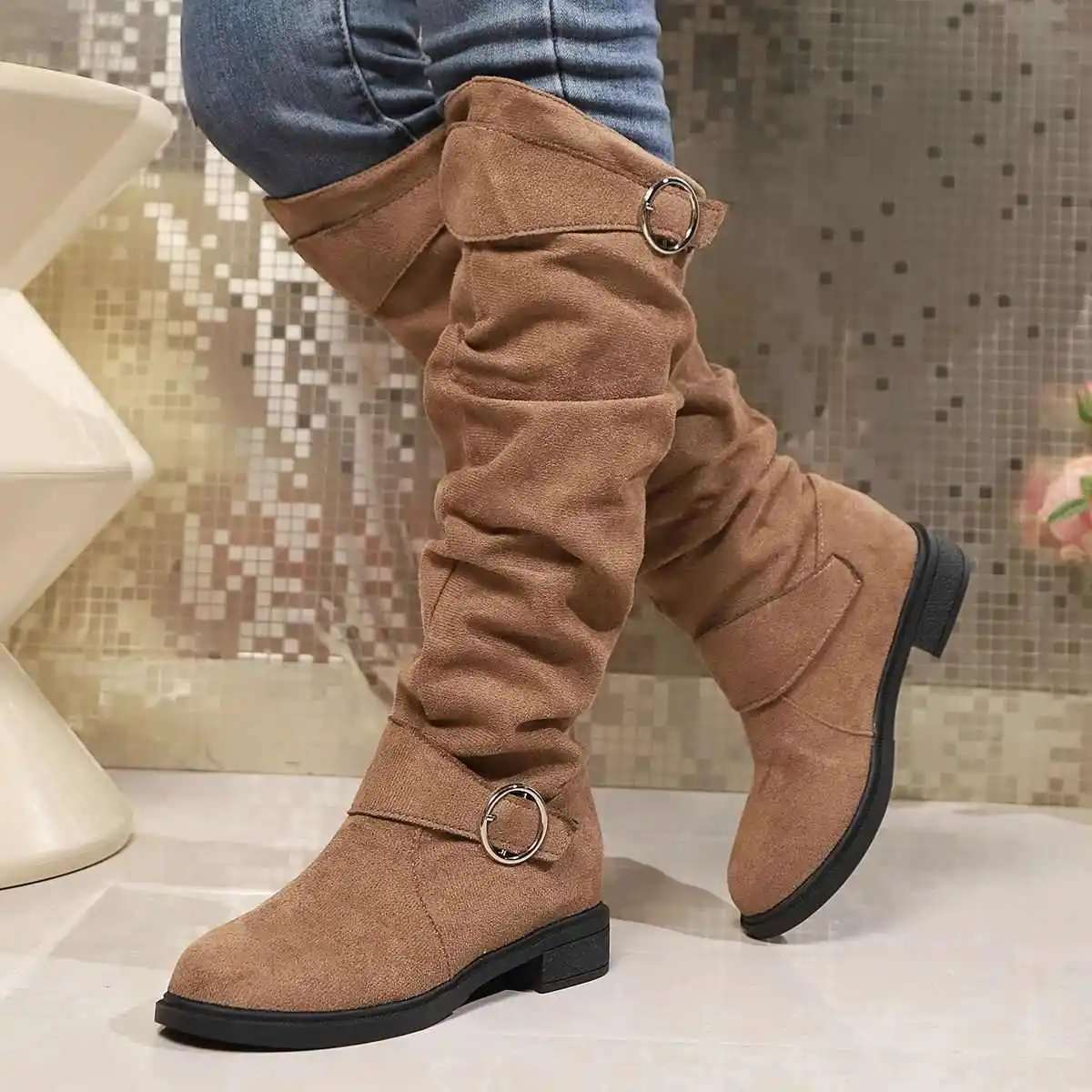 Damenstiefel mit Knickleder und Schnallenriemen