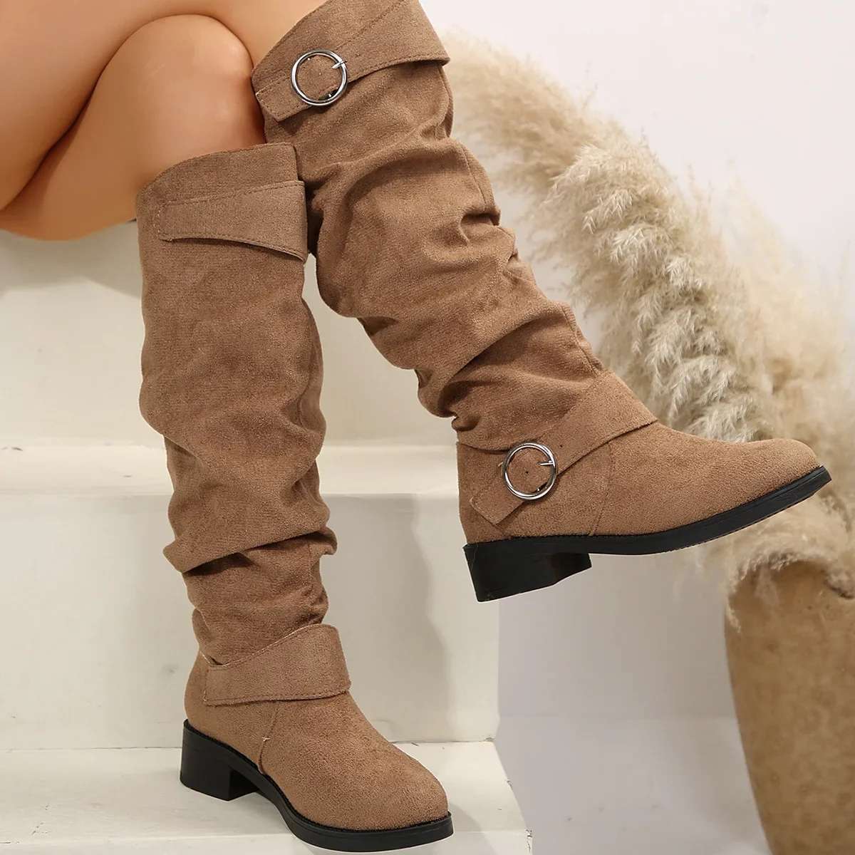 Damenstiefel mit Knickleder und Schnallenriemen