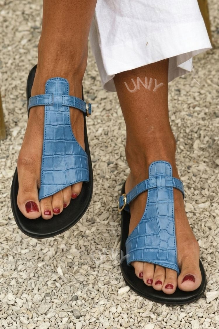 Sandalias de dedo con efecto cocodrilo, con tira y hebilla en el empeine