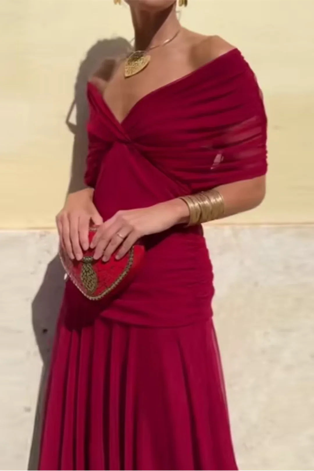 Elegante abito lungo da sera con scollo a V