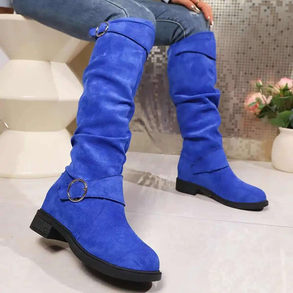 Damenstiefel mit Knickleder und Schnallenriemen