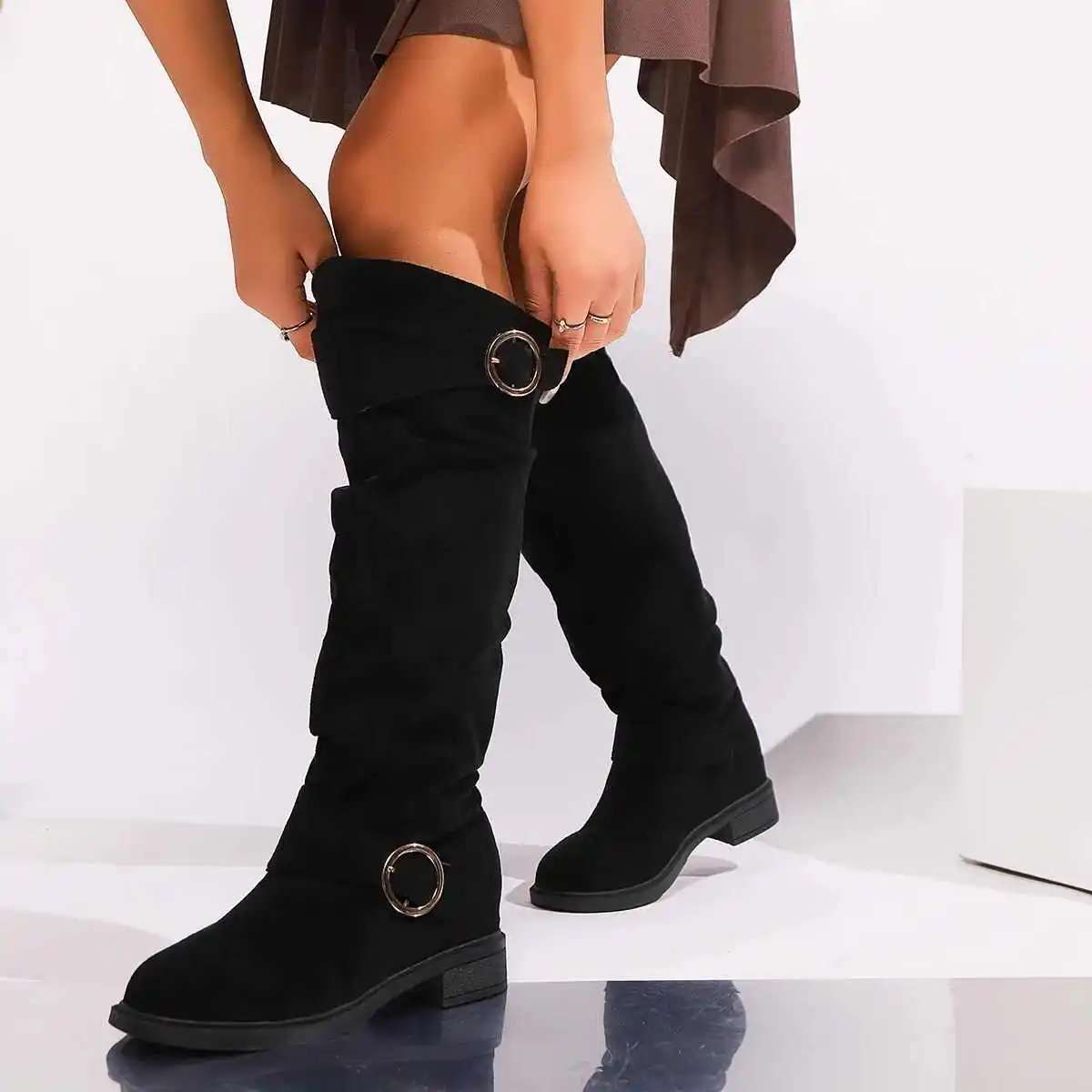 Damenstiefel mit Knickleder und Schnallenriemen