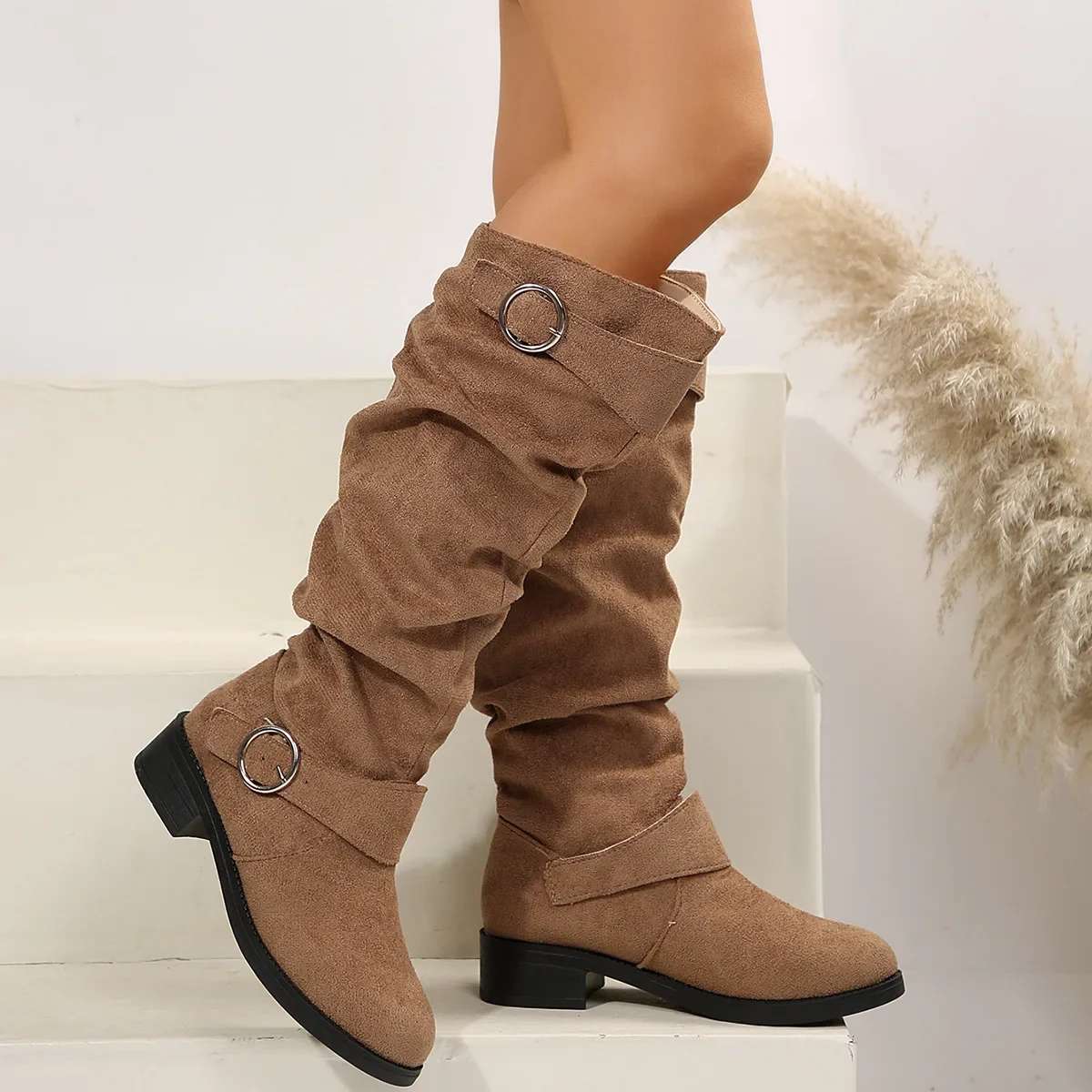 Damenstiefel mit Knickleder und Schnallenriemen