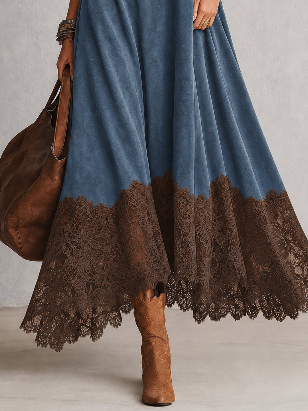 Petra | Vestido azul de cuello alto con bajo de encaje marrón