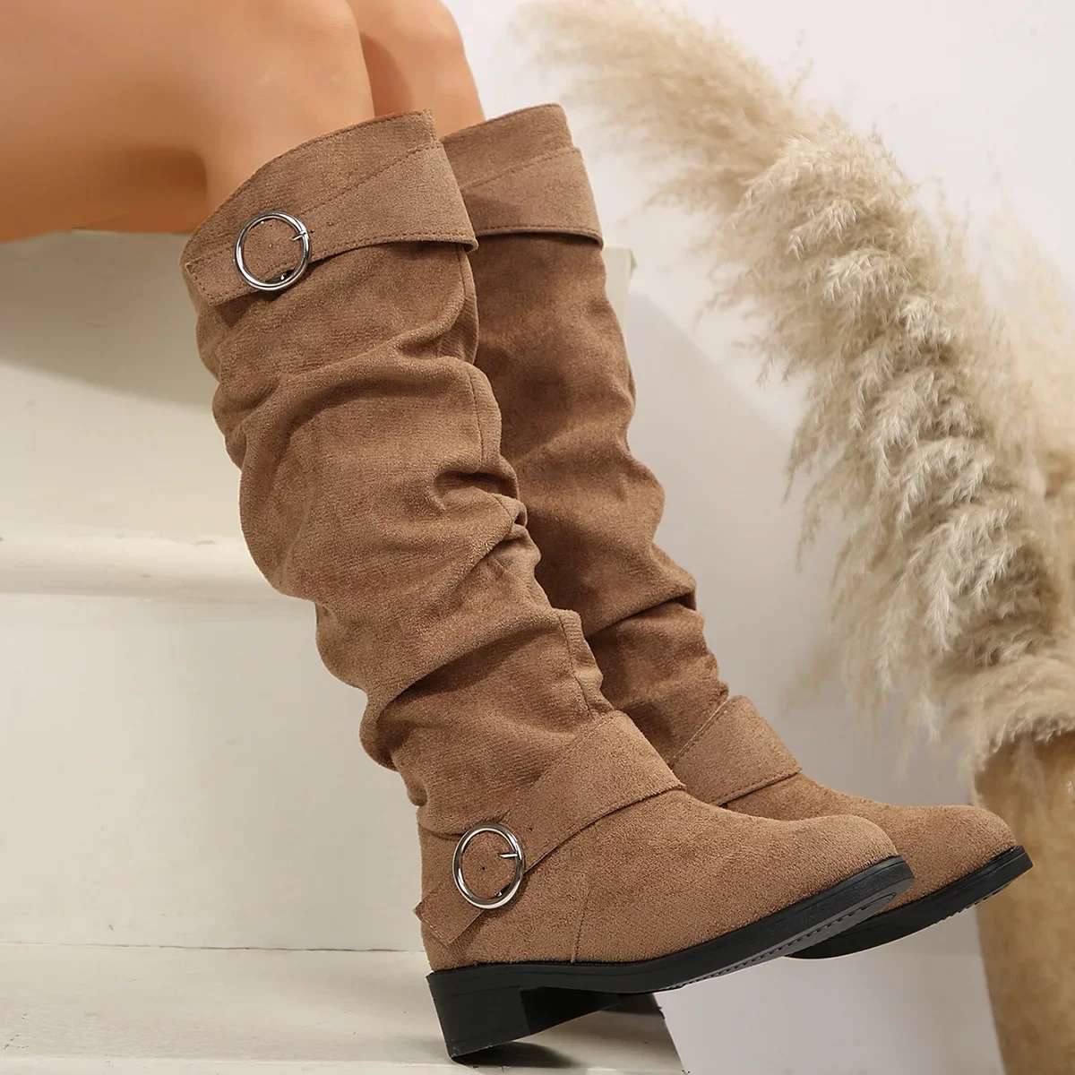 Damenstiefel mit Knickleder und Schnallenriemen
