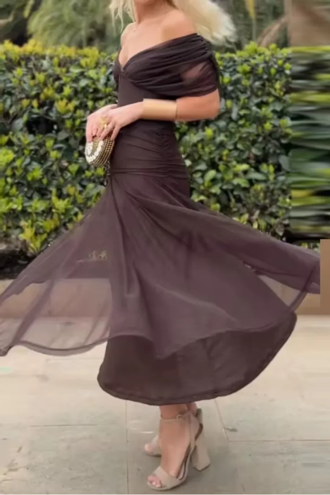Elegante abito lungo da sera con scollo a V