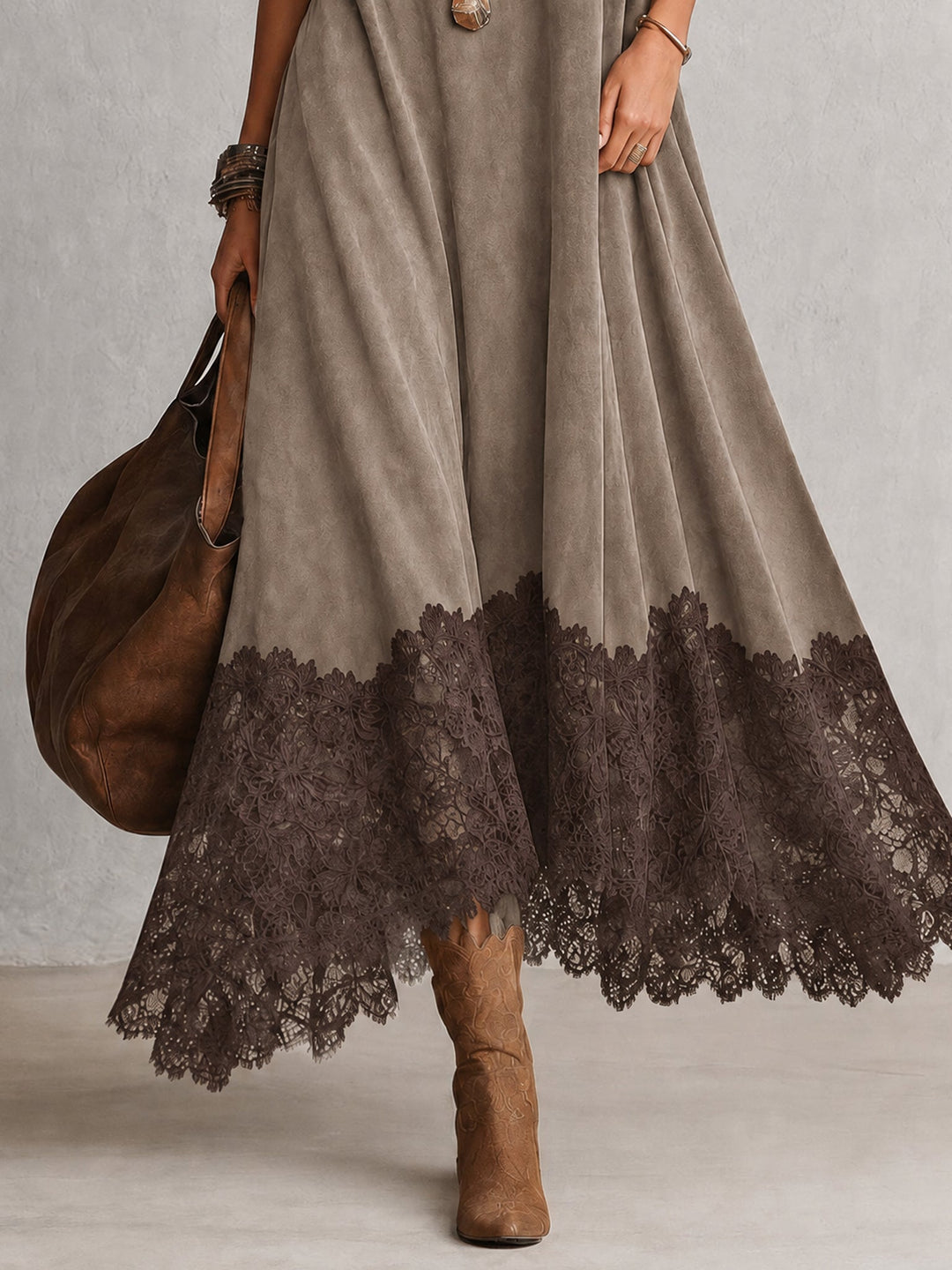 Porzia | Robe taupe à col montant avec ourlet en dentelle
