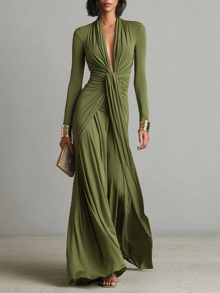 Vestido largo verde oliva de seda elástica con escote en V pronunciado y detalles fruncidos, un glamuroso vestido largo