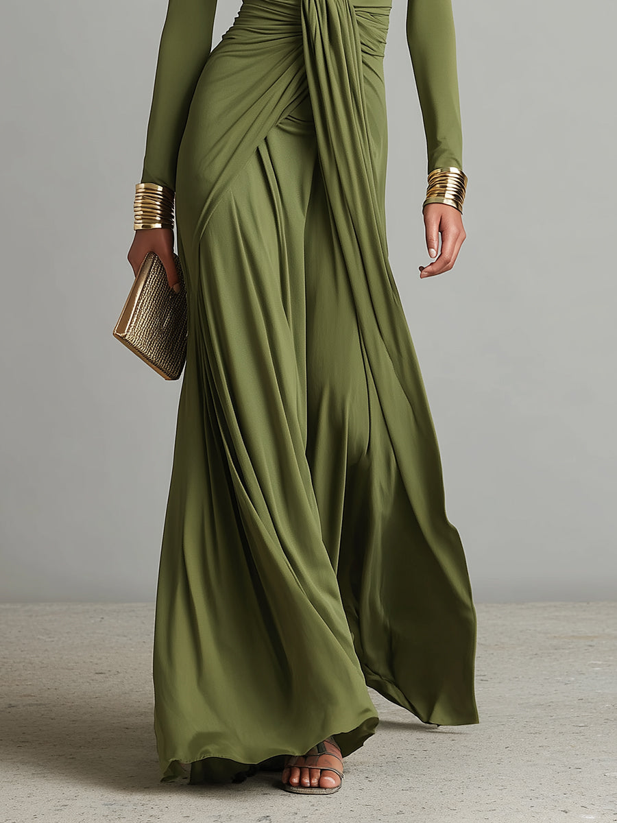 Vestido largo verde oliva de seda elástica con escote en V pronunciado y detalles fruncidos, un glamuroso vestido largo