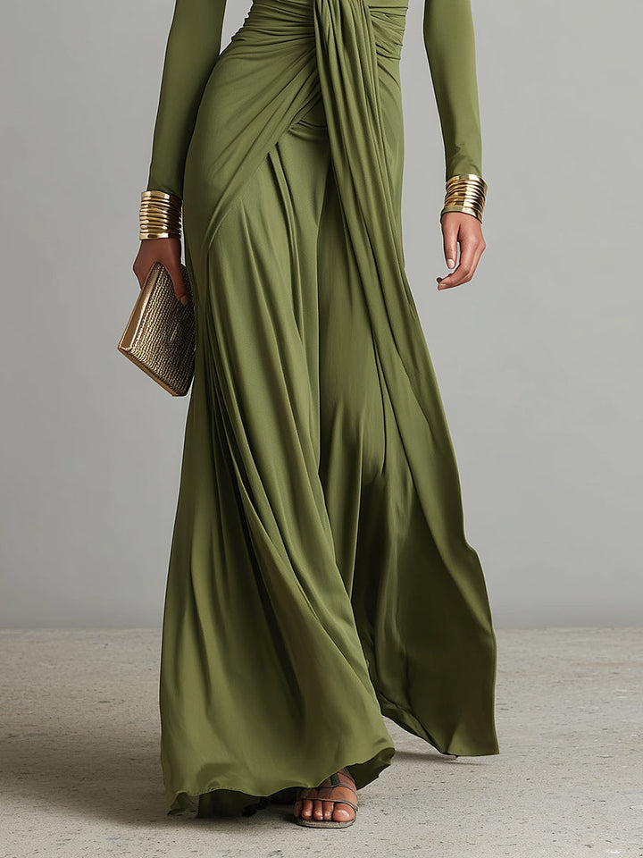 Vestido largo verde oliva de seda elástica con escote en V pronunciado y detalles fruncidos, un glamuroso vestido largo