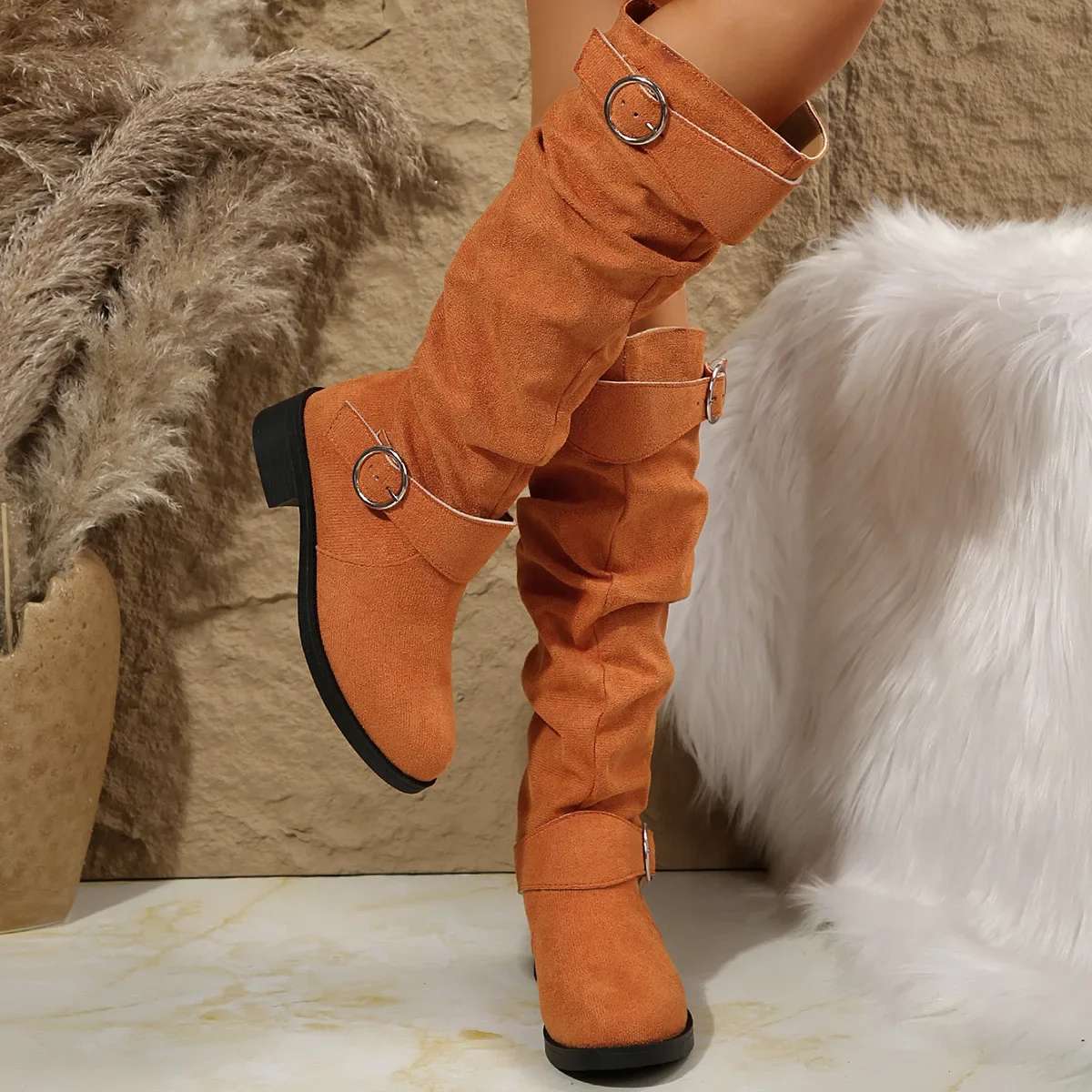 Damenstiefel mit Knickleder und Schnallenriemen