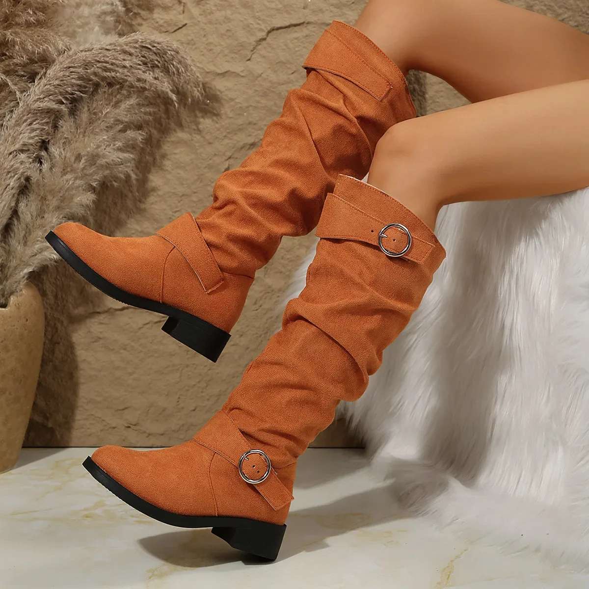 Damenstiefel mit Knickleder und Schnallenriemen