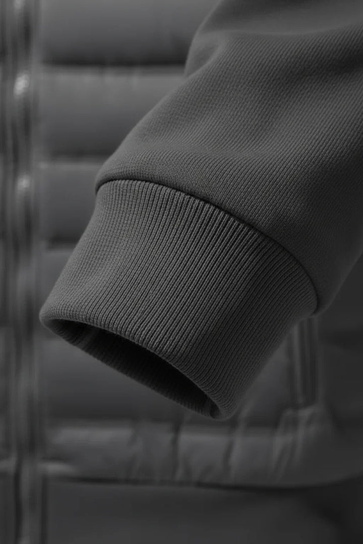 Giacca da uomo con cappuccio grigio antracite | Vestibilità ampia e leggera imbottitura