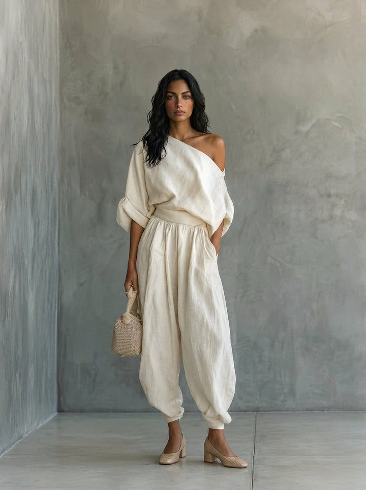 Conjunto de lino para mujer en color blanco roto, con top con hombros al aire y pantalones ajustados
