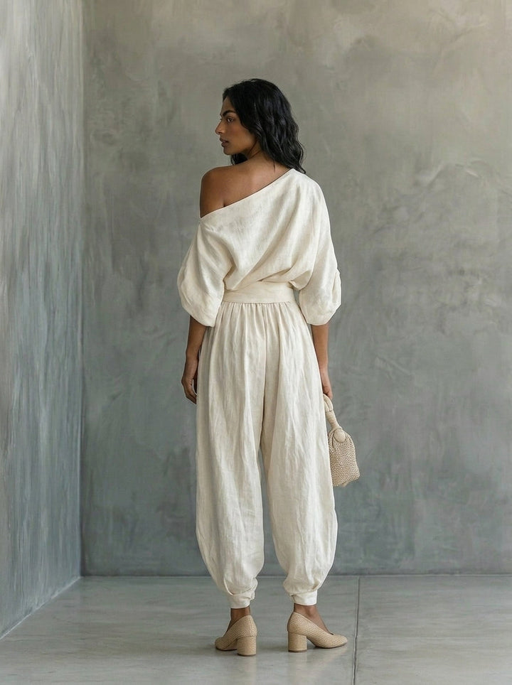 Conjunto de lino para mujer en color blanco roto, con top con hombros al aire y pantalones ajustados