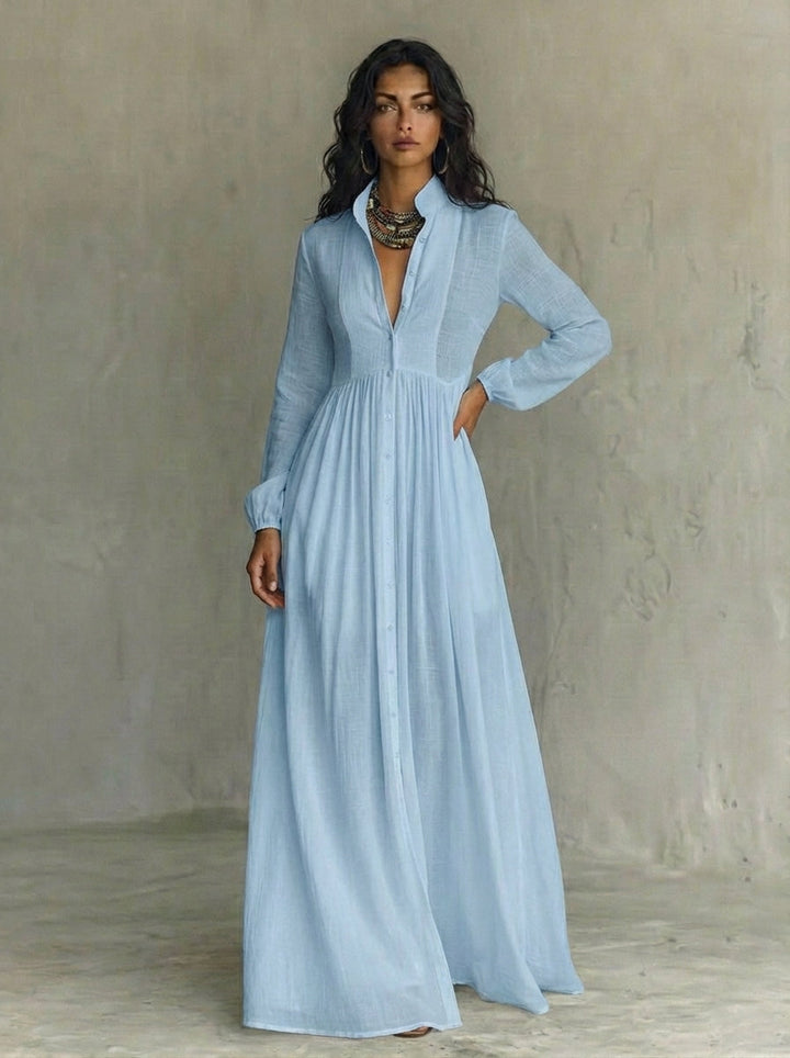 Vestido largo minimalista de algodón y lino con diseño de patchwork, cuello alto y mangas largas