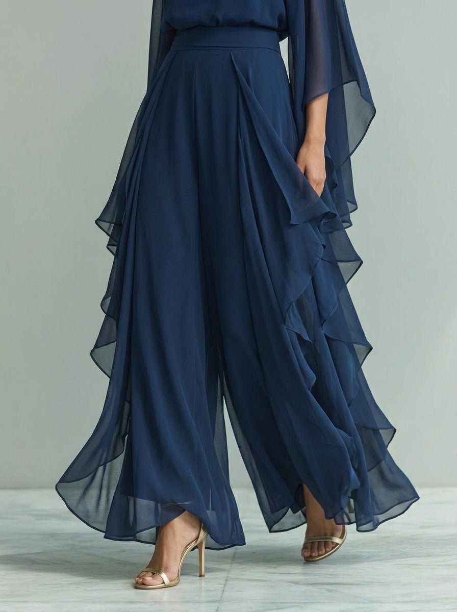Conjunto compuesto por un top de gasa azul marino con mangas acampanadas y unos pantalones de corte recto con detalles fruncidos