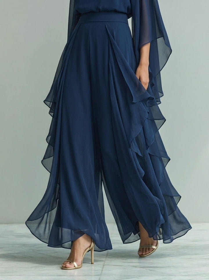 Conjunto compuesto por un top de gasa azul marino con mangas acampanadas y unos pantalones de corte recto con detalles fruncidos