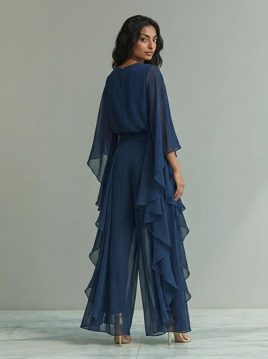 Conjunto compuesto por un top de gasa azul marino con mangas acampanadas y unos pantalones de corte recto con detalles fruncidos