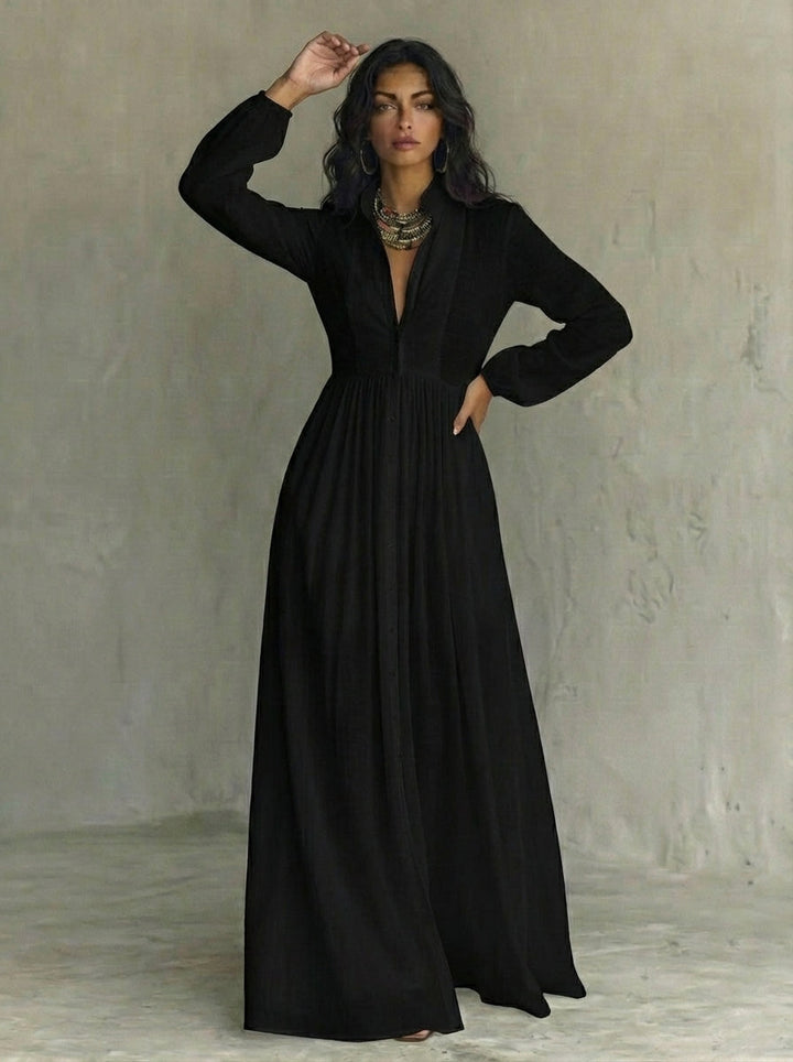 Vestido largo minimalista de algodón y lino con diseño de patchwork, cuello alto y mangas largas