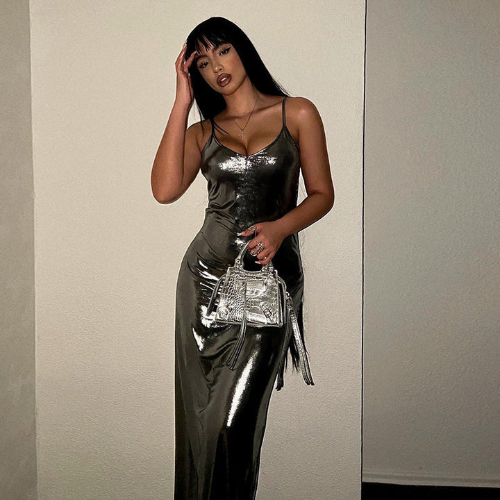 Abito corto nero in maglia con scollo a V profondo e maniche lunghe